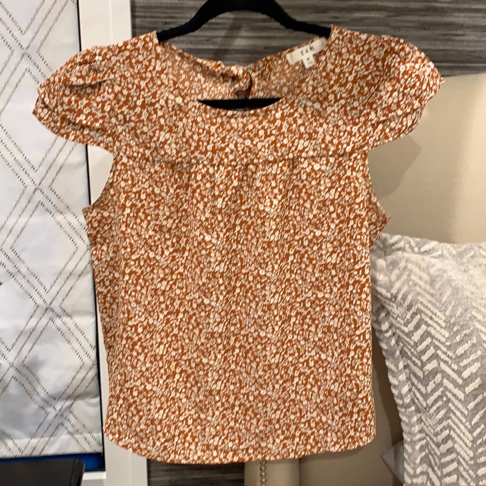Adorable top- worn once! Great all year round!